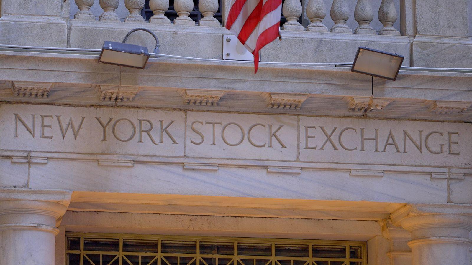Stocks Finish Mostly Lower as Rising Crude Boosts Bond Yields