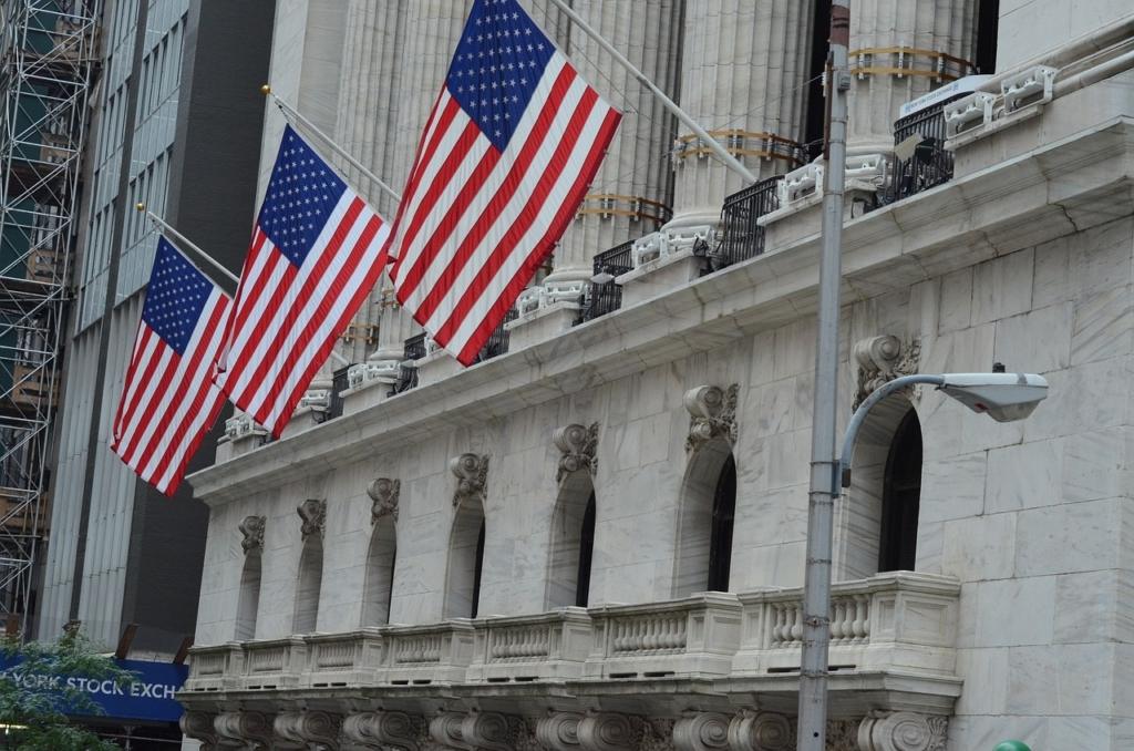 Stocks Settle Lower as AI Slowdown Fears Weigh on Chipmakers